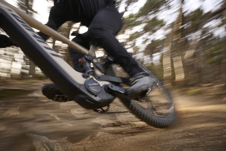 Detailaufnahme eines GIANT E-Bikes in Fahrt auf einem Waldweg